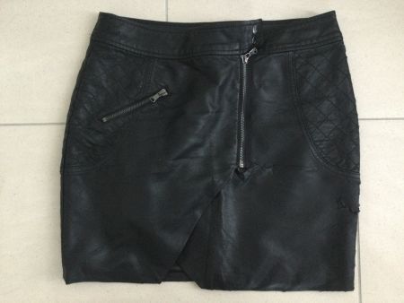 Schwarzer Minirock  Lederoptik plus Kleid, yes or no