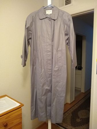 Elegant Grey Trenchcoat - Perfect for Fall!