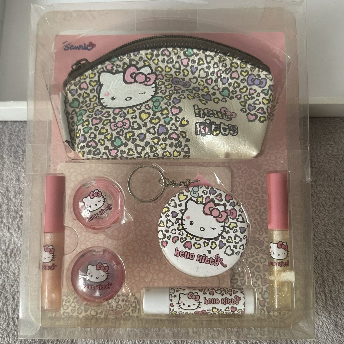 Hello Kitty Jouets: SET DE MAQUILLAGE HELLO KITTY VINTAGE 2013 – D'occasion à Givisiez par dor_xb9k 2