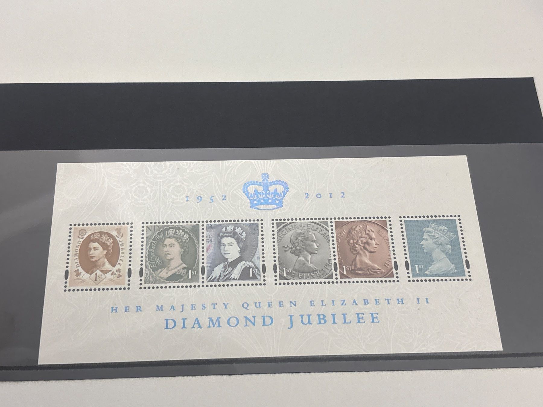 Tutti i francobolli: Briefmarken Queen Elizabeth II Diamond Jubilee, 2012 – Nuovo e nell'imballaggio originale da Zürich venduto da engebrunau