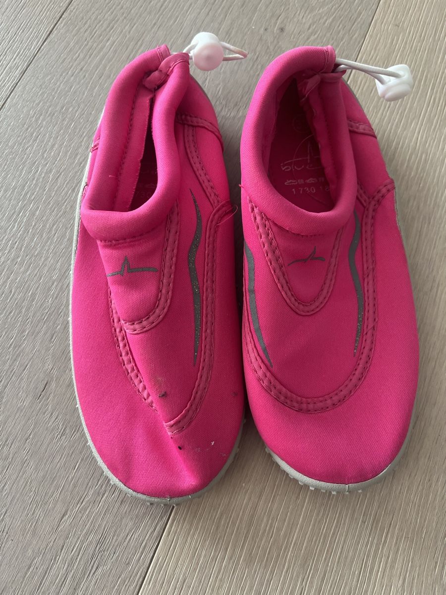 Schuhe für Mädchen: Badeschuhe 33 gross geschnitten – Neu (gemäss Beschreibung) aus Wallisellen von Nataschab0