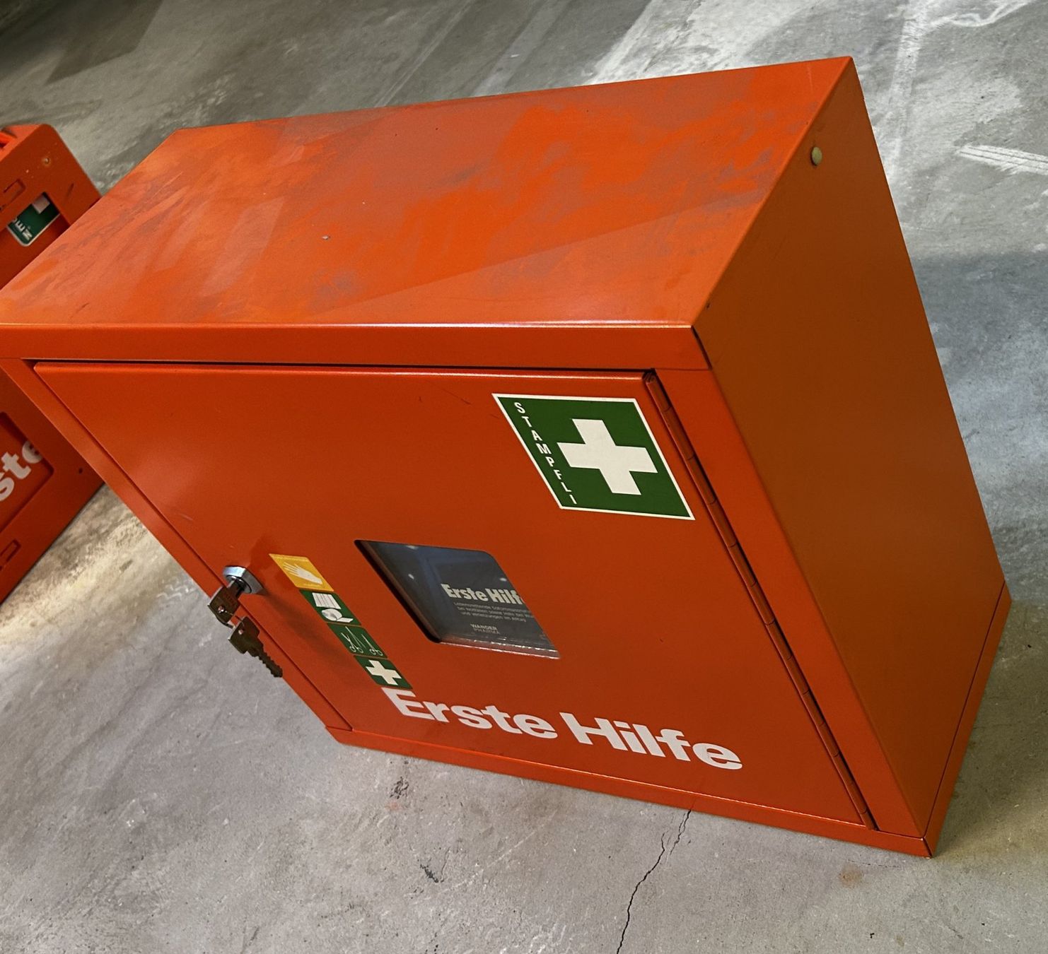 Verbandkästen: Wandschrank "Erste Hilfe" – Gebraucht aus Felben-Wellhausen von Maschinenfabrik_Fe 1