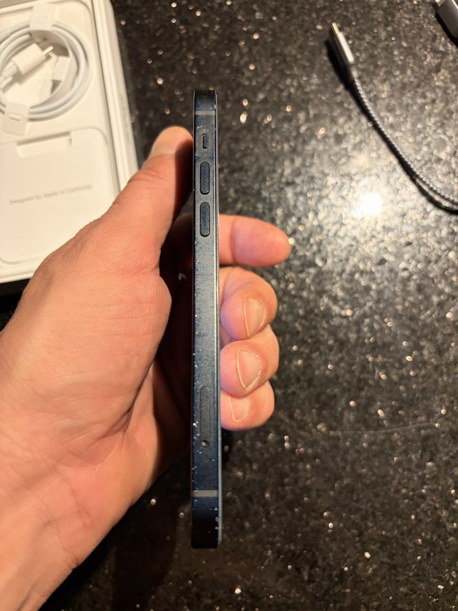 Apple Portables: iPhone 12 128 – D'occasion à St- Blaise par Gian73 1