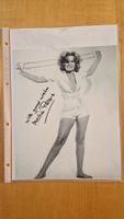 Mollie Peters (James Bond), Original Autogramm auf Grossfoto