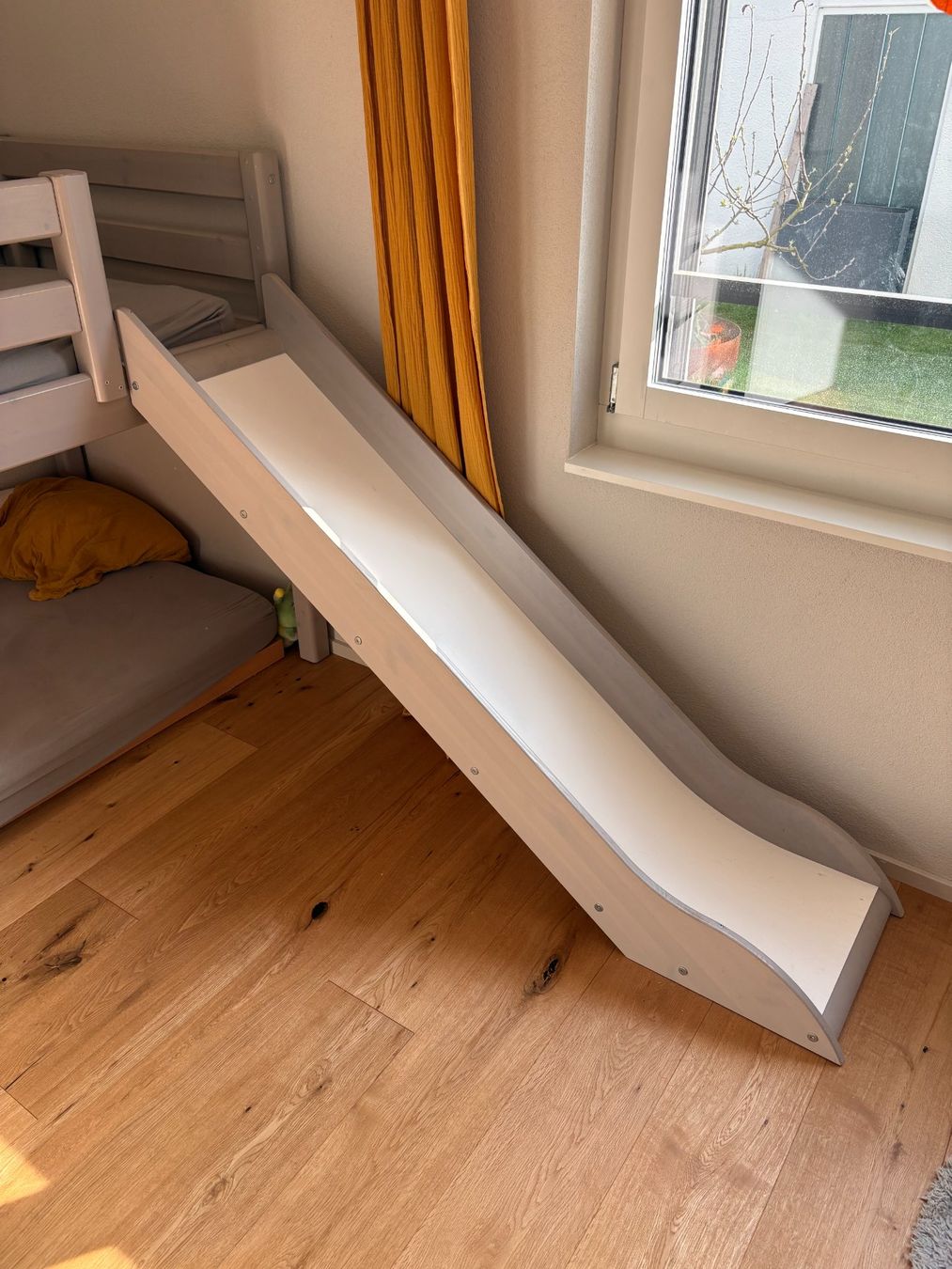 Flexa Scivoli: Original FLEXA Classic Bett-Rutsche - grau lasiert – Usato da Winkel venduto da SamsonM