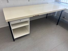 Schreibtisch Nr. 8