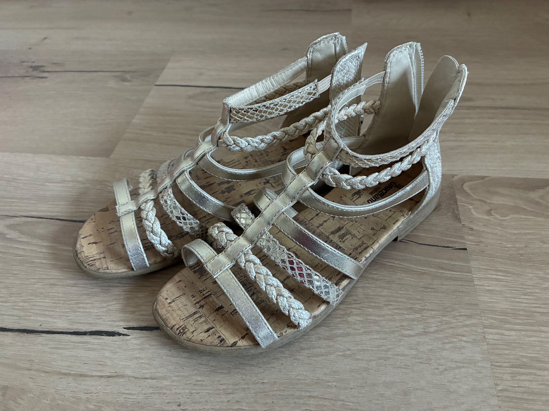 Chaussures filles: Sandalen Grösse 33 gold/beige – D'occasion à Winikon par winikon