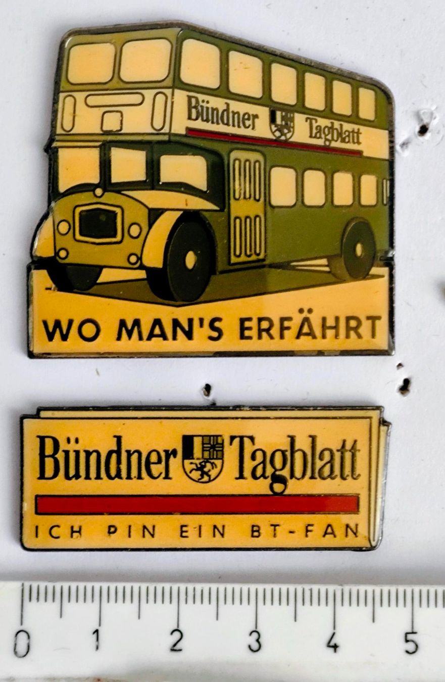 Plaketten & Abzeichen: 2 Bündner Tagblatt Pin – Gebraucht aus Pfäffikon ZH von Colacity
