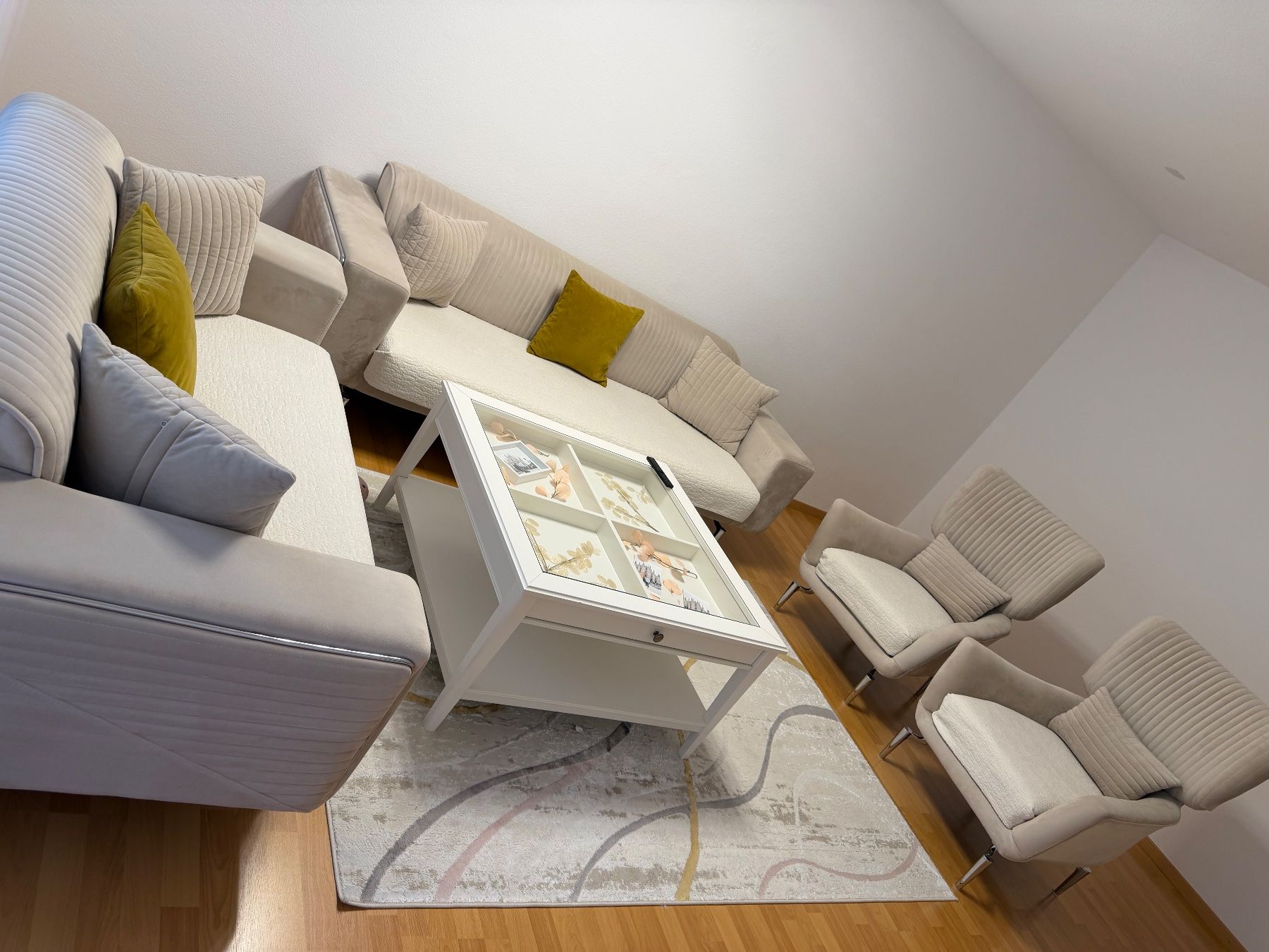 Sofas: Sofa mit 2 Sessel, inkl. Tisch & Teppich – Gebraucht aus Trimbach von erm_nf7v 3