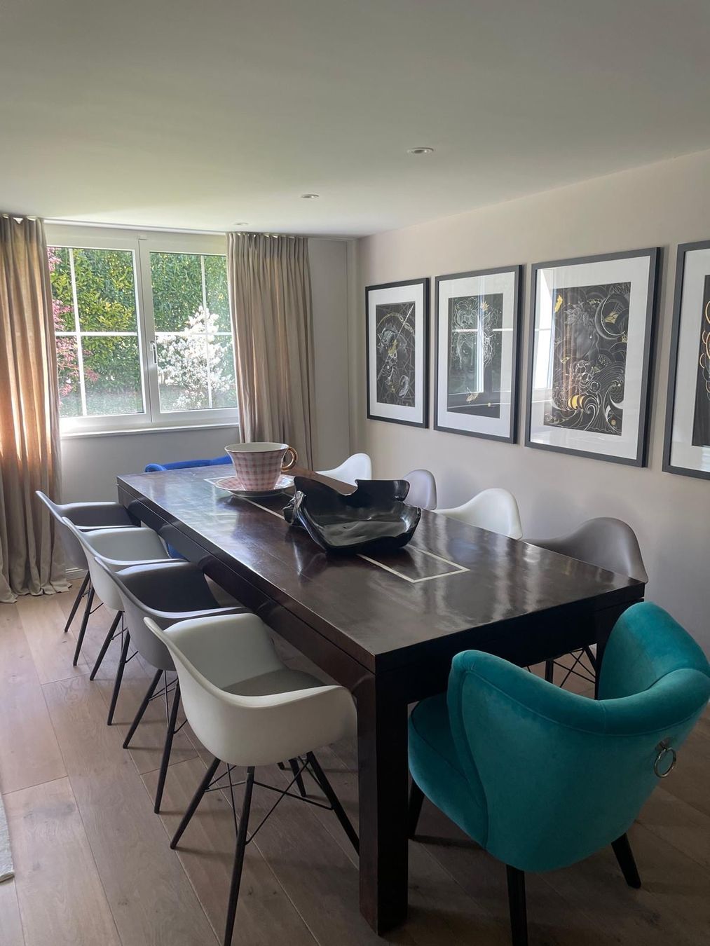 Set di tavolo e panche: Marokkanischer Nussbaum-Esstisch mit 8 Eames Vitra Stühlen – Usato da Erlenbach ZH venduto da sim_llj5 1