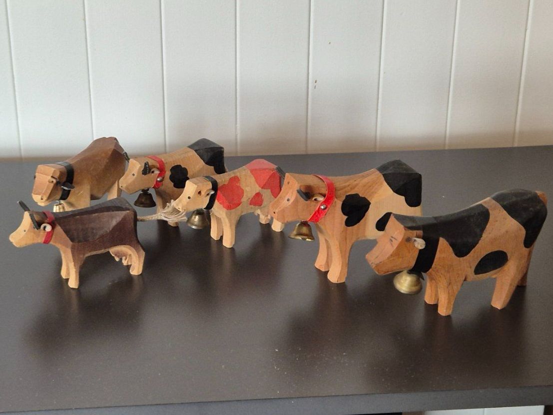 Figurines: 6 Holzfiguren Kühe mit Glocken – D'occasion à Weisslingen par ajnosa56 1