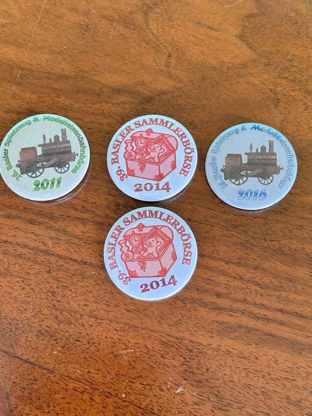 Basler Plaquettes & Badges: Basler Spielzeugbörse , Blech-Badges – D'occasion à Seuzach par Jage