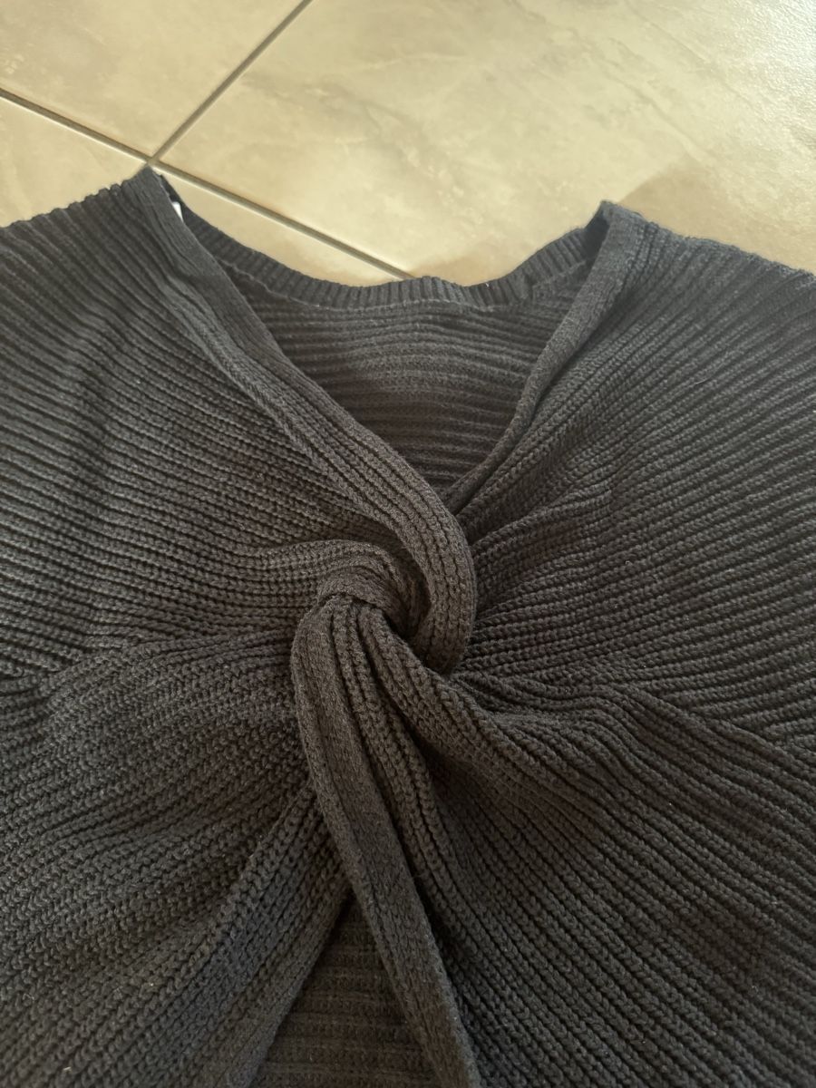 Hollister Pullover & Sweatshirts: Schwarzer Hollister Pullover Grösse M mit Knoten – Gebraucht aus Hergiswil NW von kaufe_at_kaufmann 4