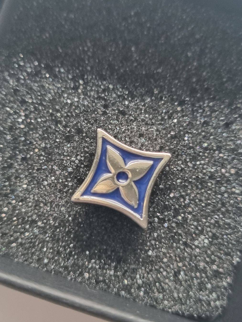 Louis Vuitton Orecchini pendenti & Orecchini a lobo: Louis Vuitton MONO Ohrstecker, Blau/Silber – Usato da Basel venduto da lioness71 1