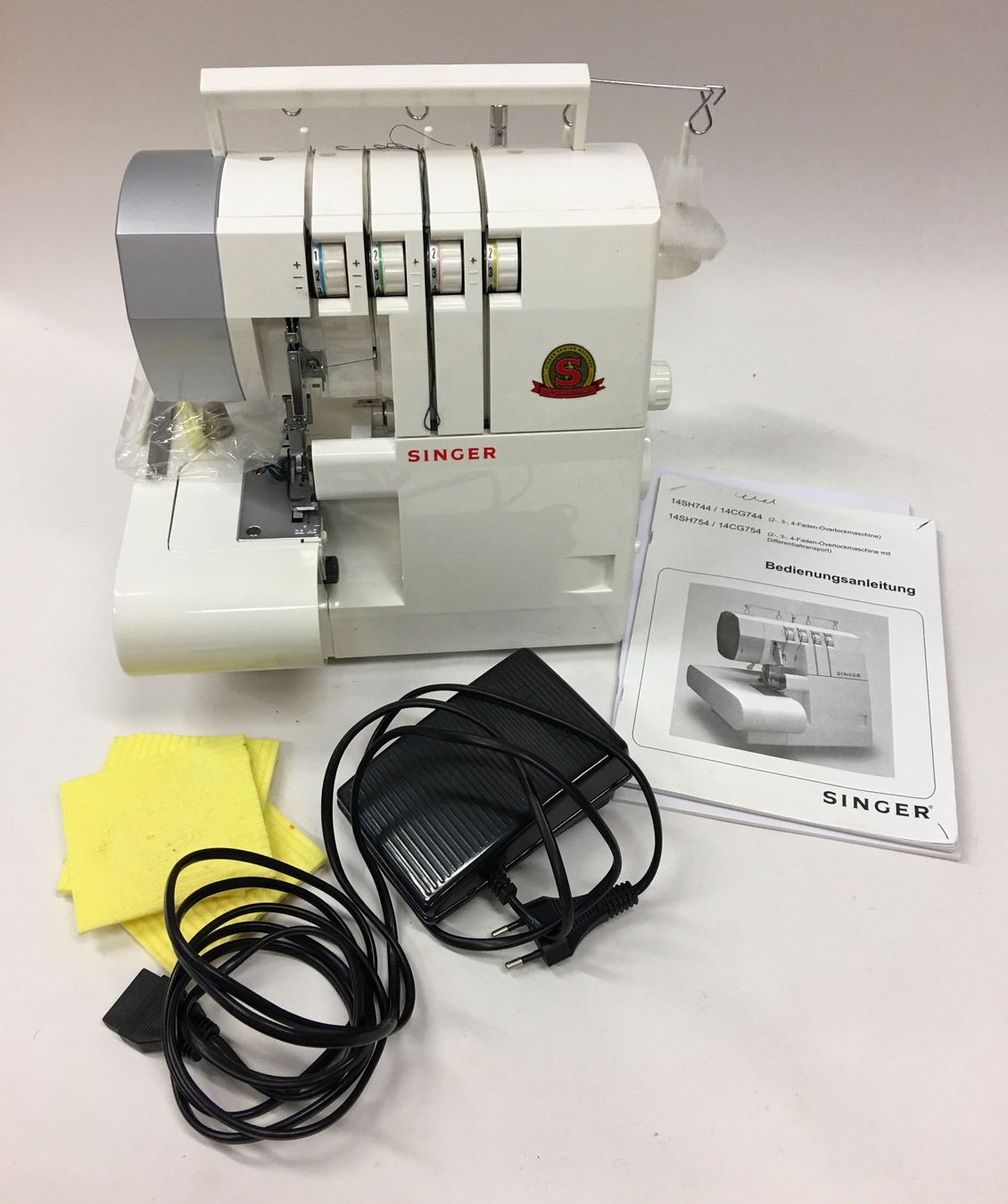 Singer Macchine da cucire: Singer 14SH754 Overlock mit Zubehör neu – Nuovo e nell'imballaggio originale da Olten venduto da ELHANDEL 1