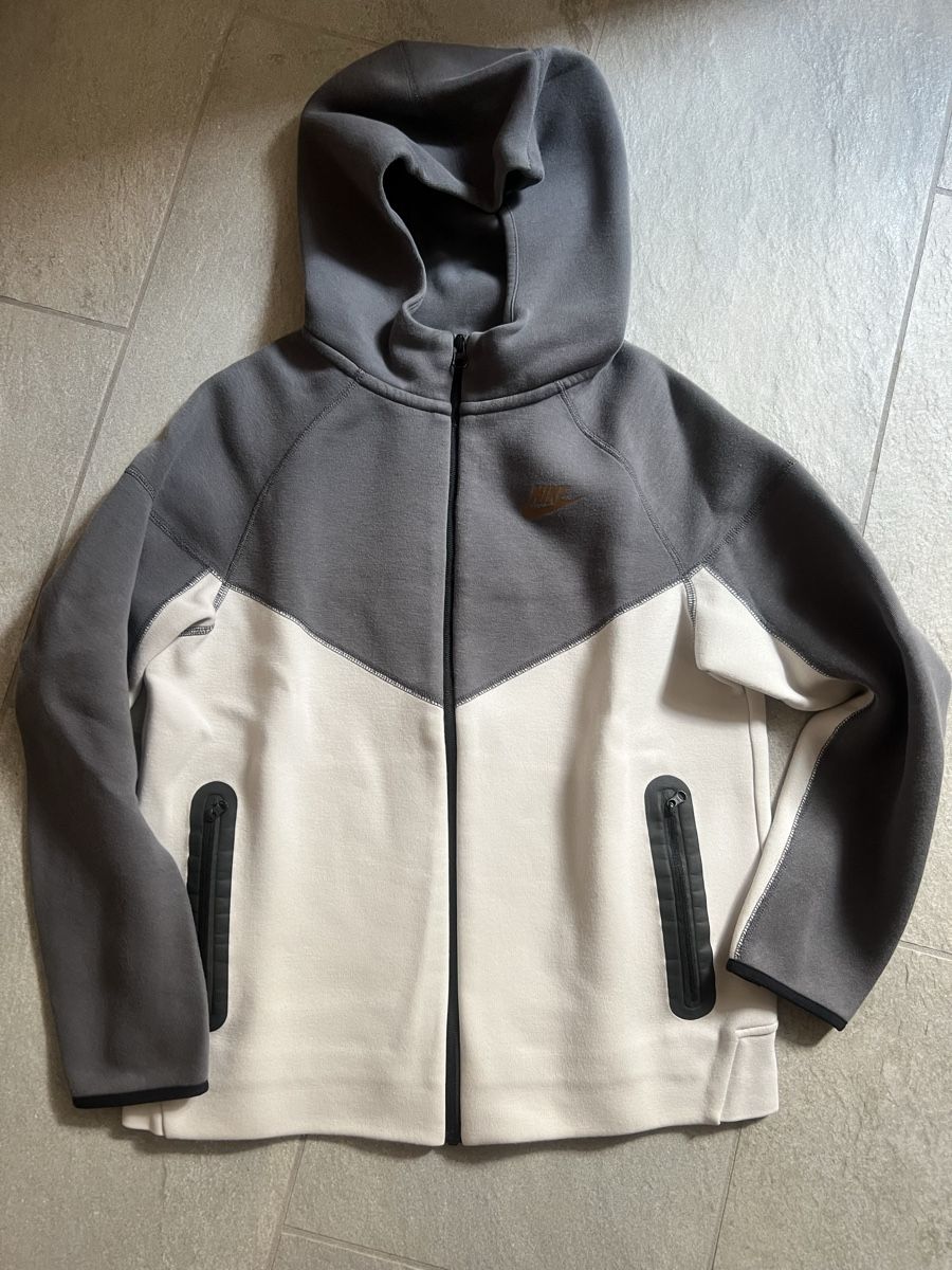 Nike Pulls et sweat-shirts: Felpa Nike Tech 158-170cm – D'occasion à Bissone par val_crd9