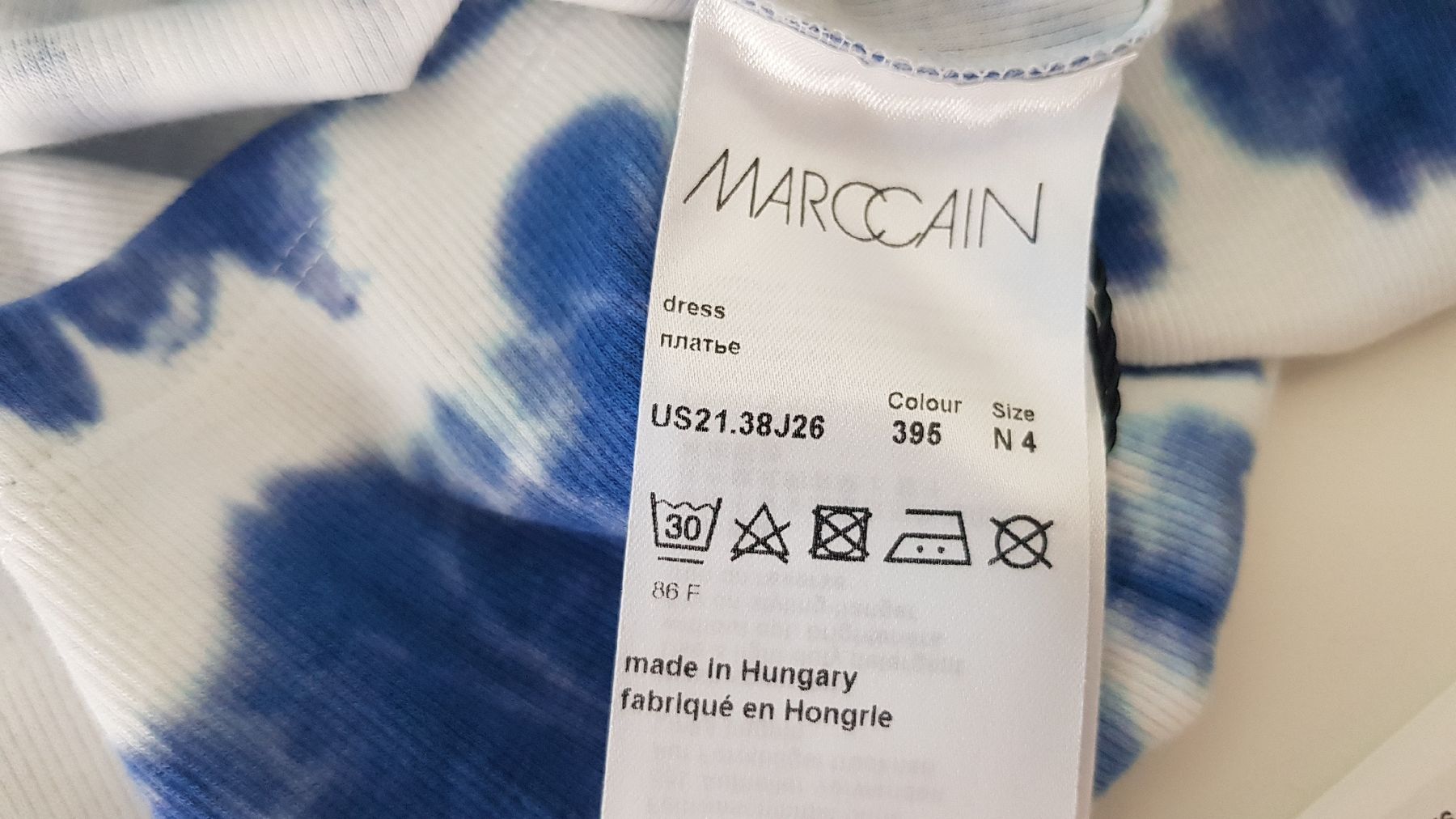Marc Cain Vestiti: Wunderschönes Marc Cain Sommerkleid in Batikoptik – Nuovo e nell'imballaggio originale da Geuensee venduto da sonnenstunden 5