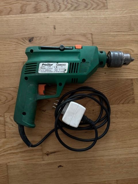 Bohrmaschinen: Bohrmaschine & Gewindeschneider-Set 20-teiliig – Gebraucht aus Glis von Fernfahrer69