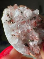 Pyrit auf rotem Quarz-Cluster