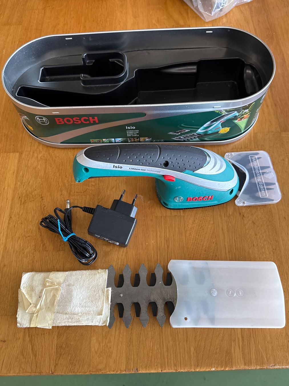 Bosch Alle Werkzeuge: BOSCH Isio Akku Grasschere – Gebraucht aus Pratteln von Cartonsducoeur_bl
