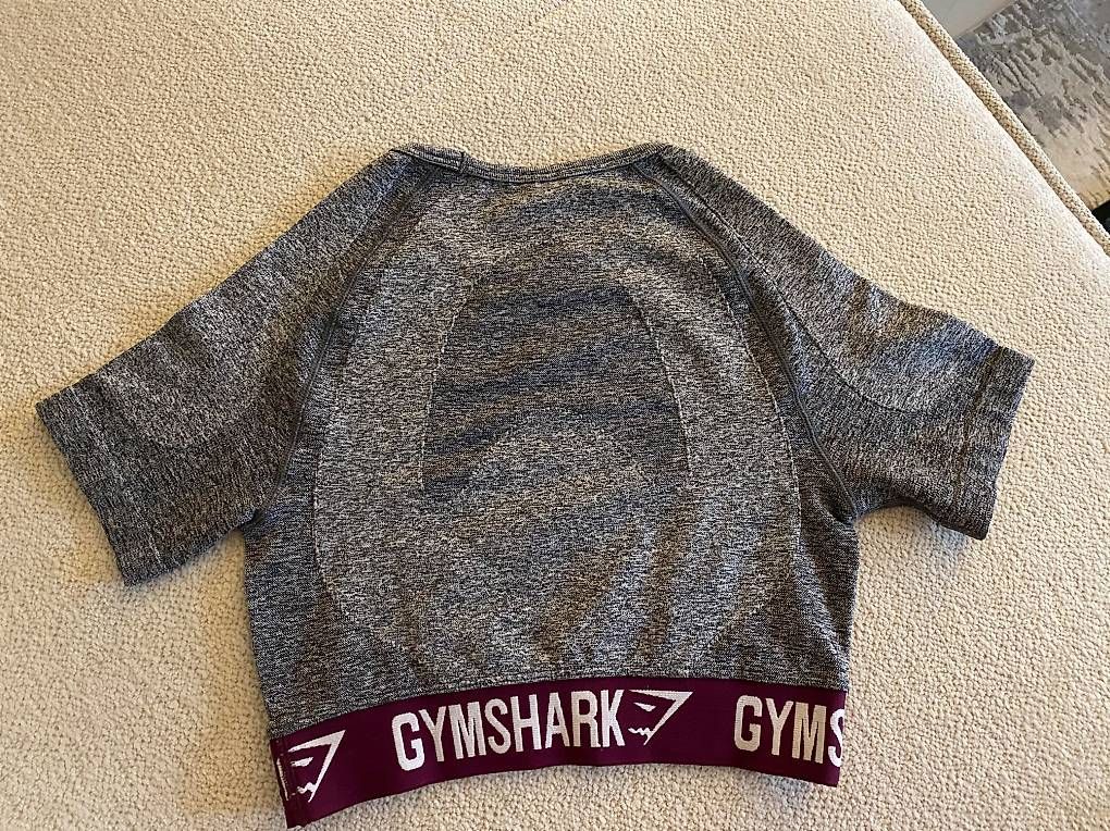 Gymshark Tops: Gymshark Top Zustand Gr. S – Gebraucht aus Winterthur von car_gn8b 1