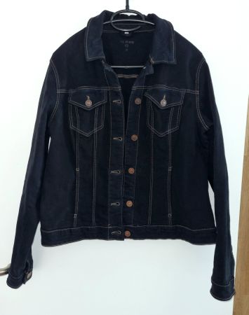Blau-schwarze Jeansjacke, 99% Baumwolle, Gr. M