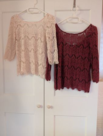 2 Spitzenoberteile Damen in rosa und bordeaux, Grösse XS