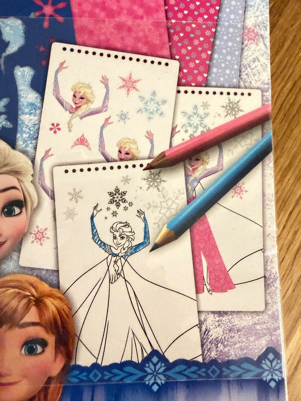 Libri: Frozen Malvorlagen und Schablonen Set neu – Nuovo e nell'imballaggio originale da Teufen AR venduto da Maleaa 1