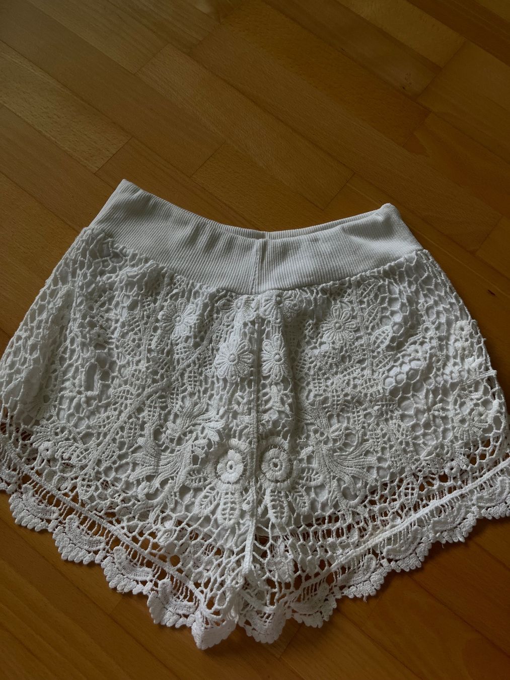Pantaloni: weisse Stoffhose kurz – Usato da Zuzwil SG venduto da dieschnellemichelle