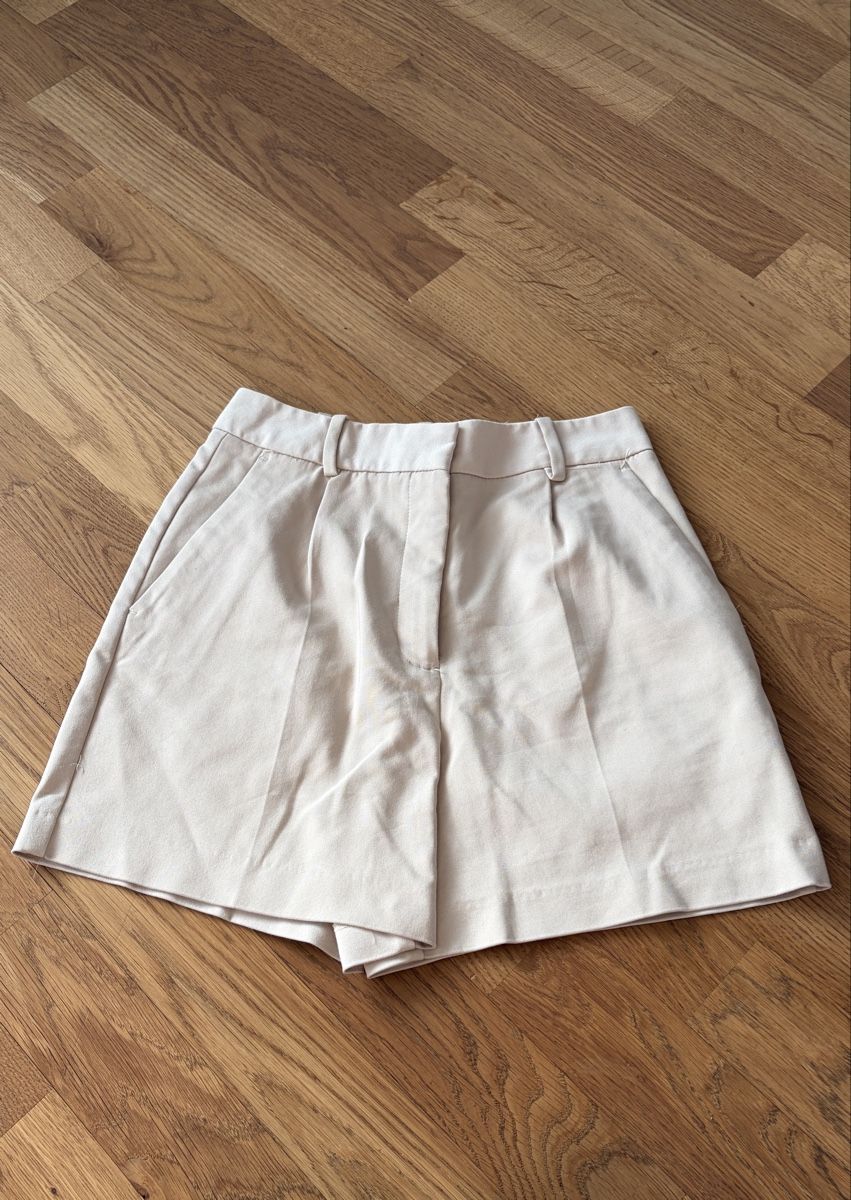 Zara Pantaloni: Zara Shorts Beige – Usato da Meiringen venduto da marinaz123