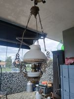 Ancienne lampe à pétrole électrifiée laiton et opaline