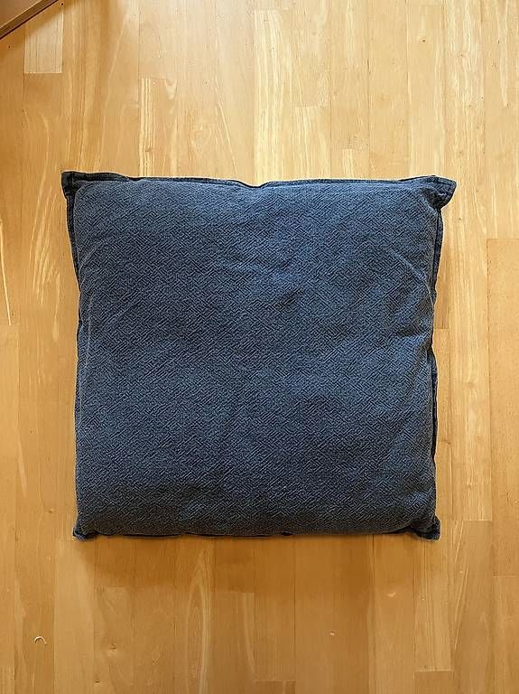 Kissen: Kissen 60x60 – Gebraucht aus Therwil von scoop75