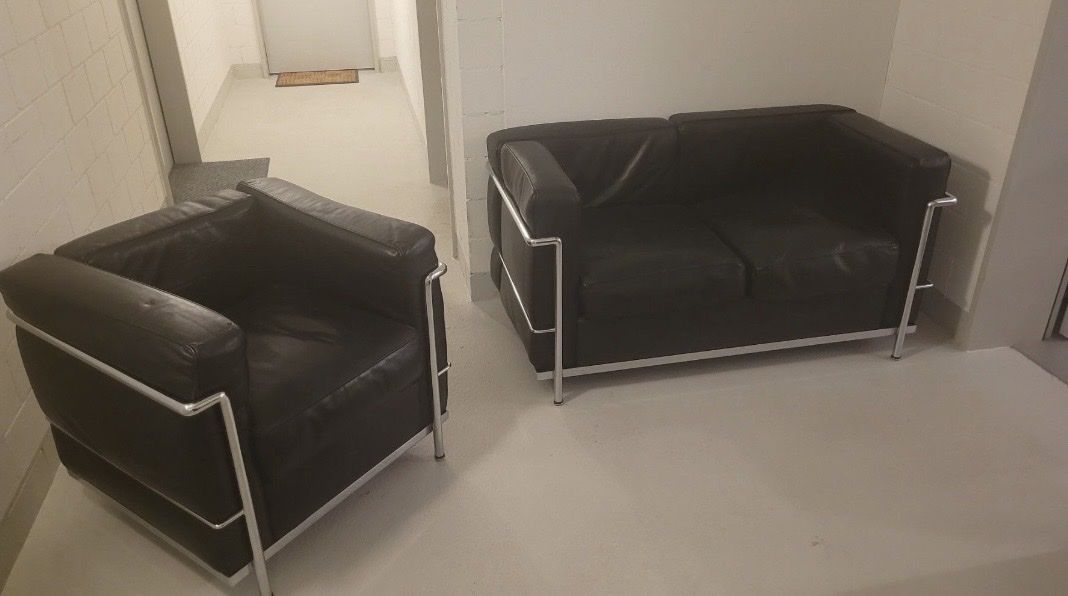 Le Corbusier Sofas: Corbusier Sitzgruppe – Gebraucht aus Basel von oklazr