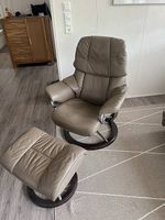 Stresses Sofa mit Sessel und Beinauflage