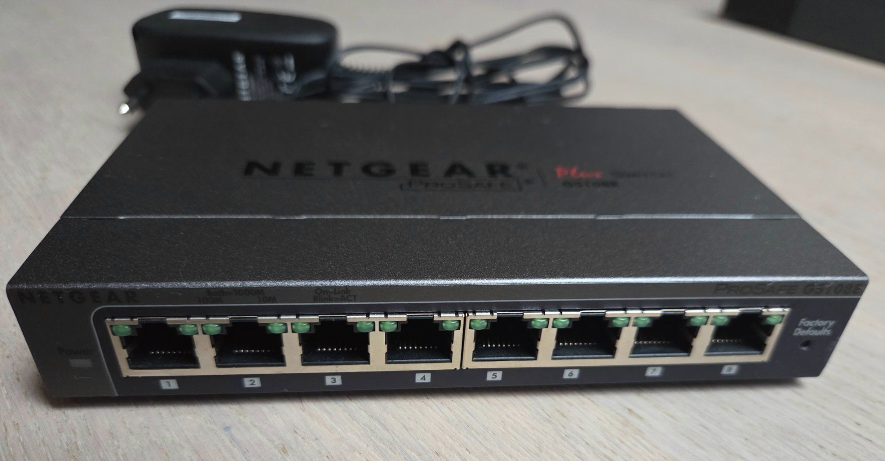 Hub & Switch: Netgear ProSafe GS108E Plus Switch 8-Port gebraucht – Usato da Schänis venduto da Frisbee78 1