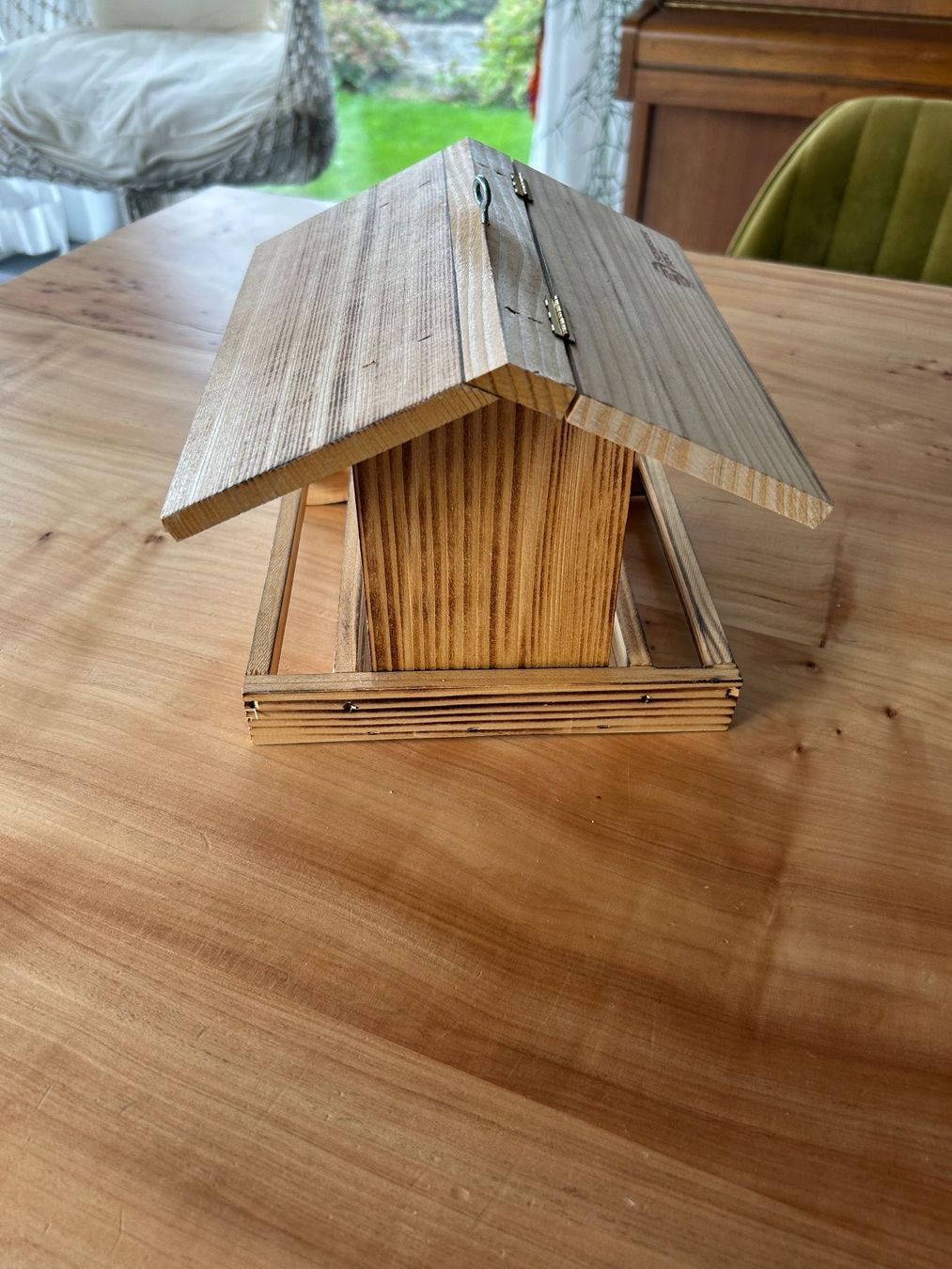 Casette per uccelli: Vogelfutterhaus aus Holz mit Klappdach Schweizer Holz – Usato da Kaltbrunn venduto da lagone1 2