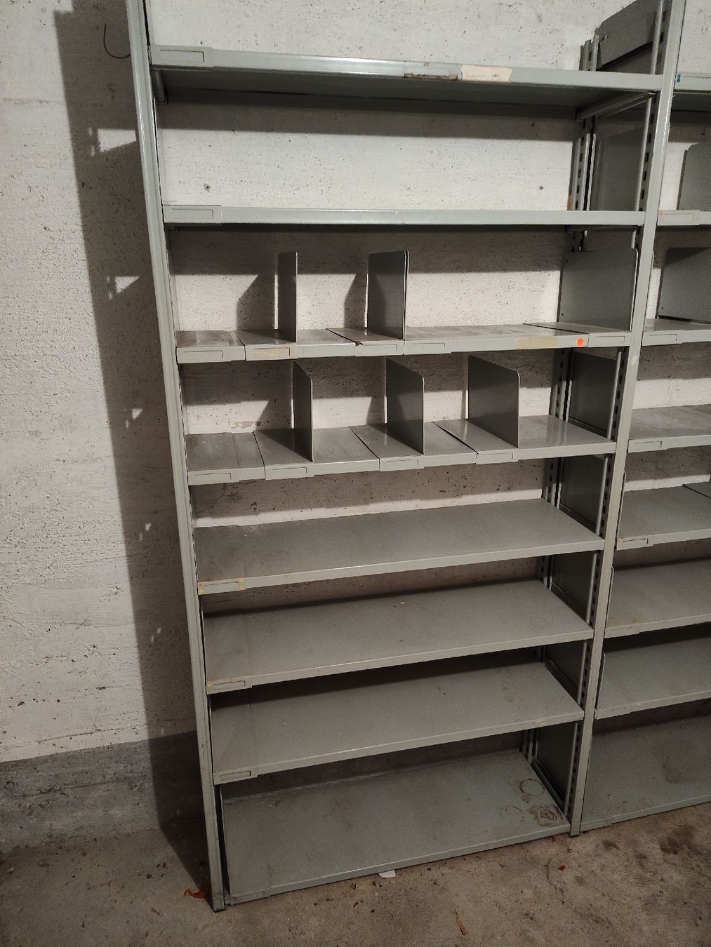 Scaffali: Gestell mit Abgrenzungen Metall – Usato da Bubikon venduto da Adi_verkauft