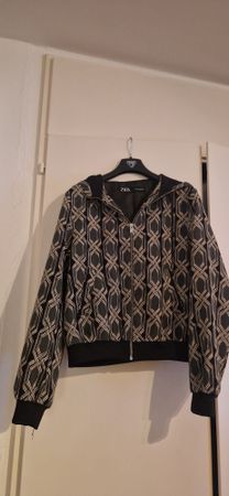 Veste Zara originale, parfait pour la saison fraîche!
