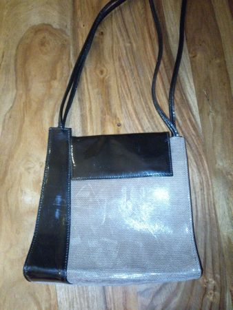 Mittelgrosse Damenhandtasche in Caramel und Lack