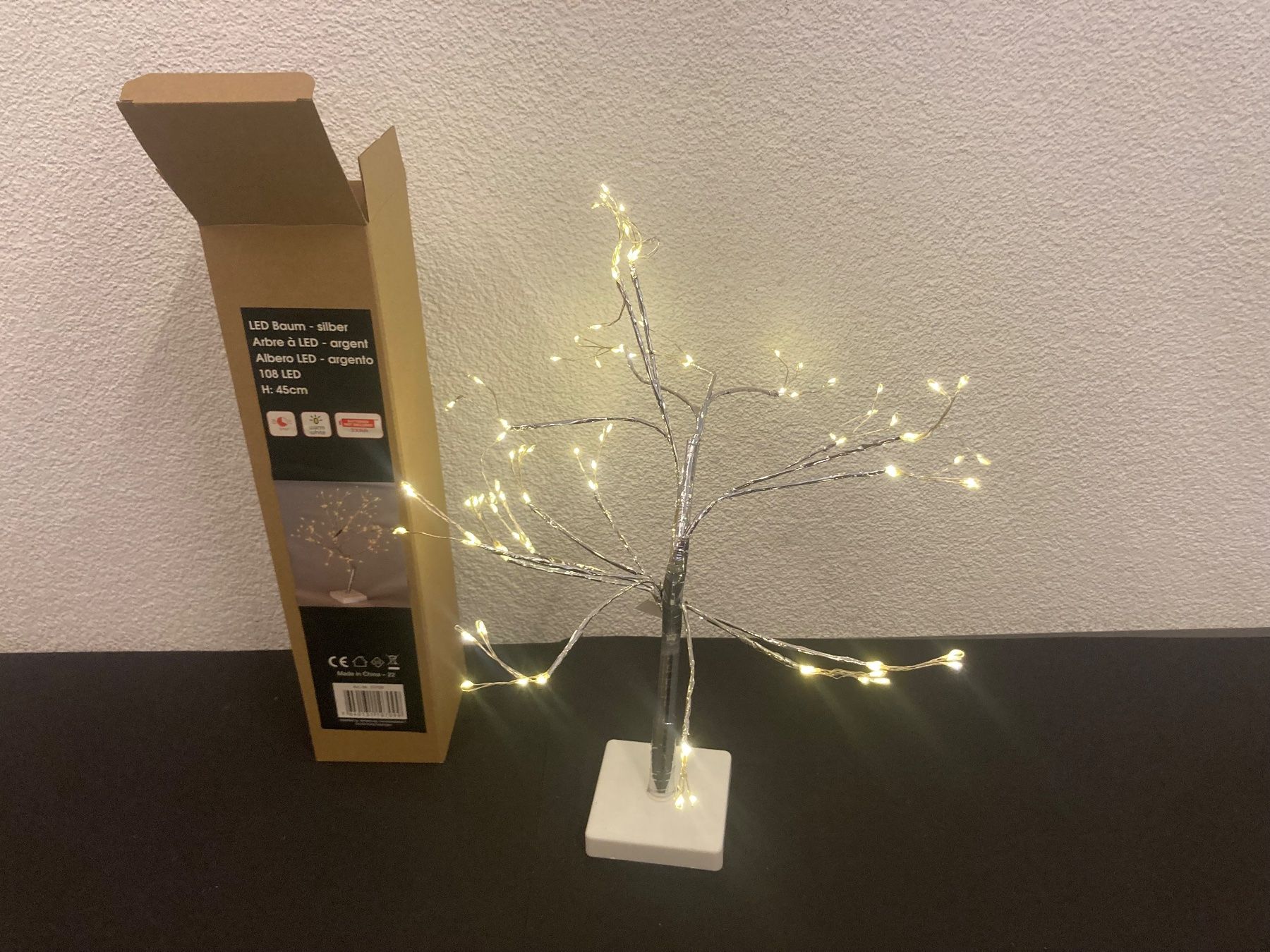 Tutte le decorazioni: LED Baum, 45cm hoch, 108 LED, silber, mit Timerfunktion – Nuovo e nell'imballaggio originale da Neuenhof venduto da jorogo