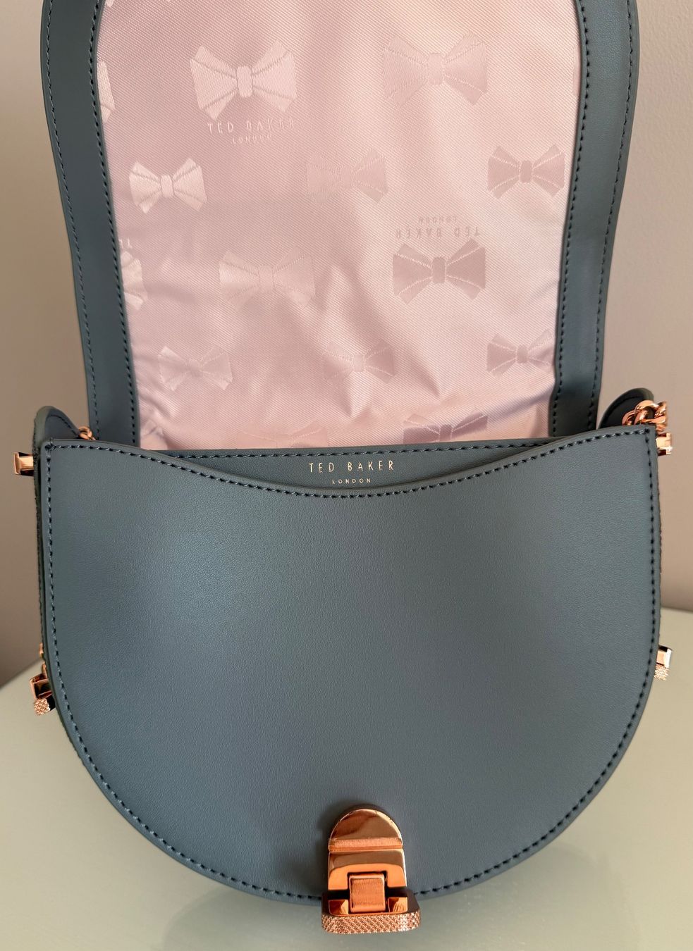 Ted Baker Taschen für Damen: Ted Baker Umhängetasche / glitzer-silber – Gebraucht aus Eichberg von Lolapop18 5