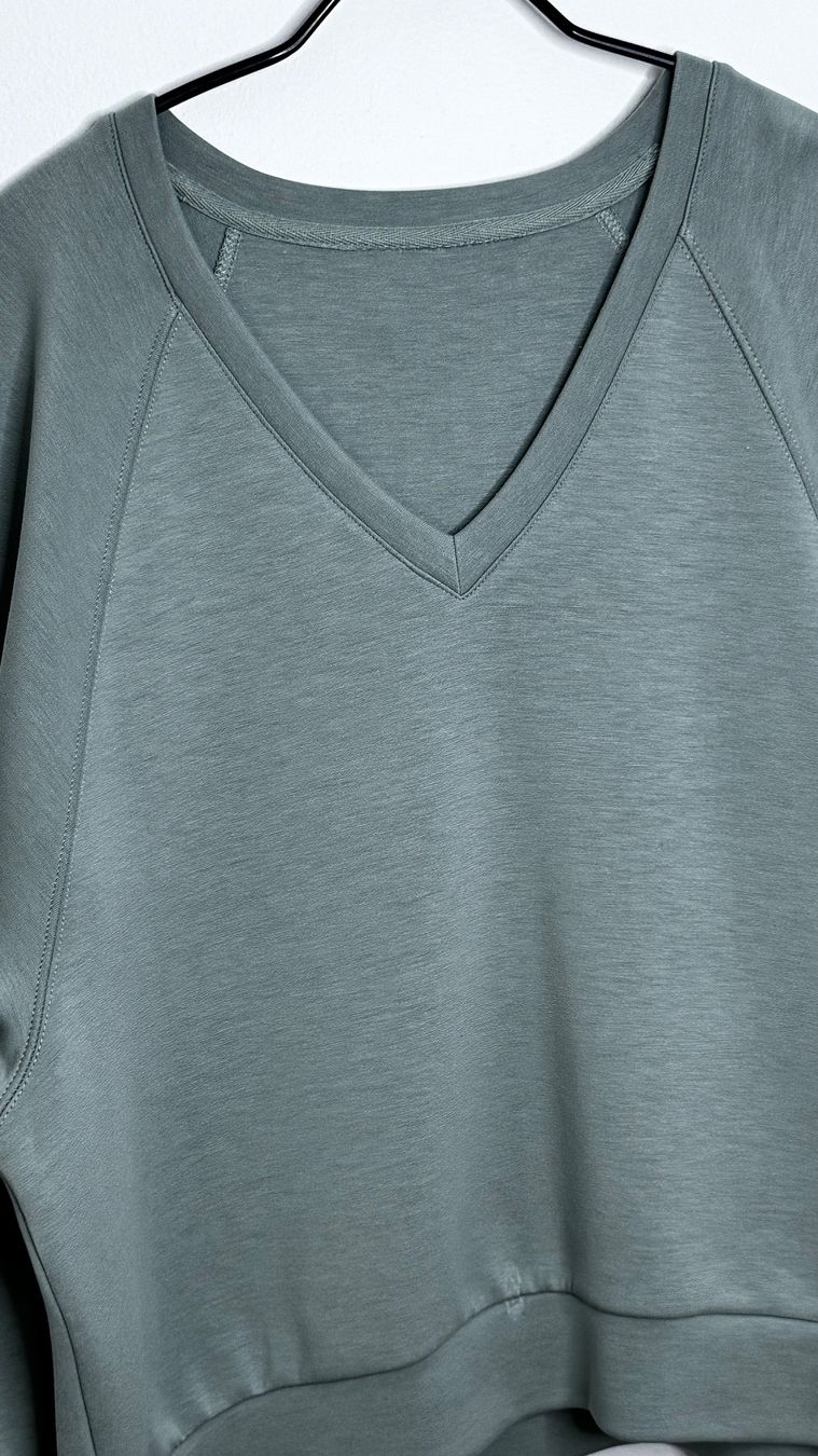Maglioni & Felpe: Sweatshirt mit V-Ausschnitt – Nuovo (secondo la descrizione) da Mörschwil venduto da Mirka019