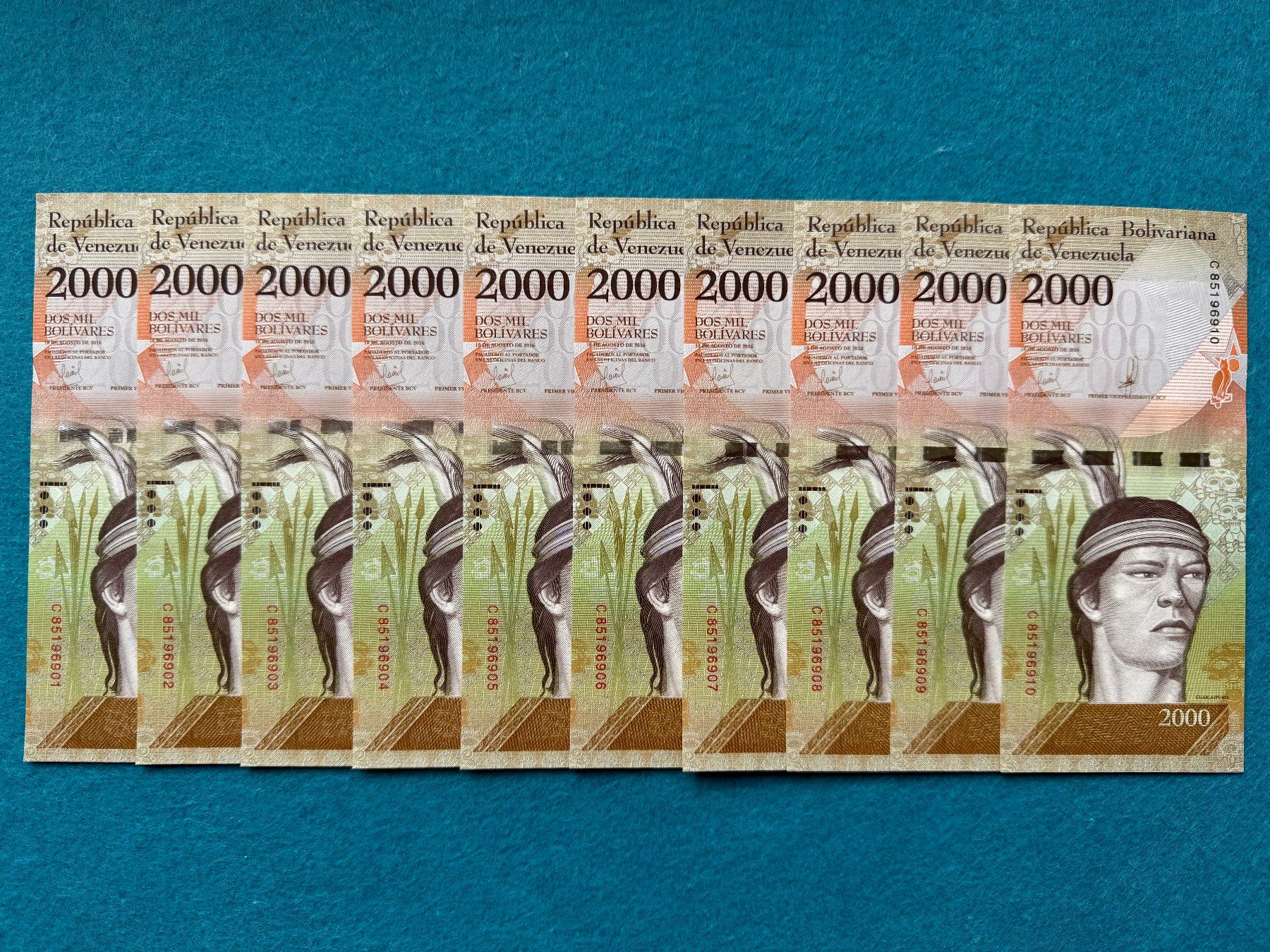 Banconote: Venezuela 2016 - 10 x 2000 Bolivares UNC – Nuovo e nell'imballaggio originale da Pfäffikon SZ venduto da Sieben77 1