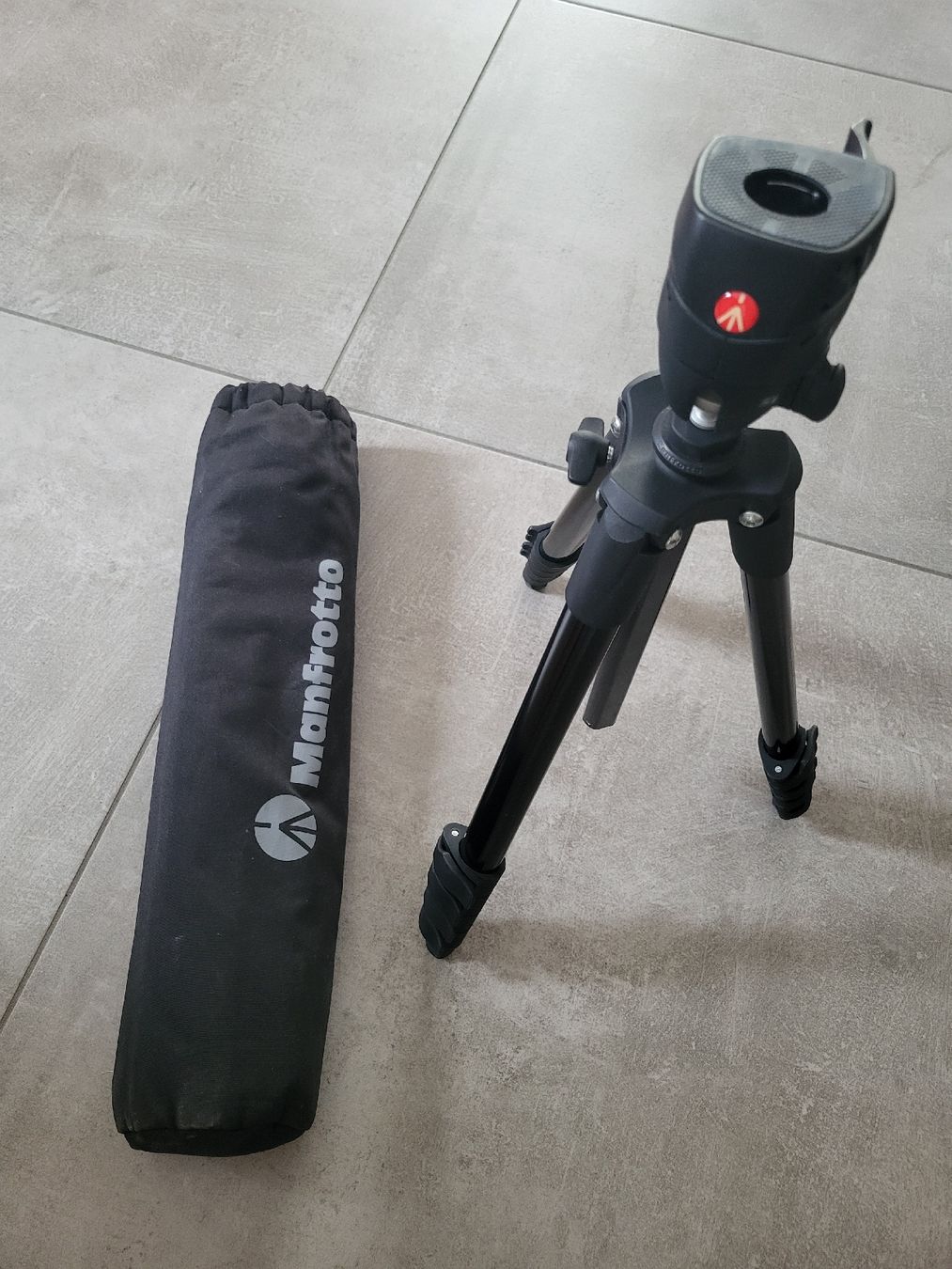 Canon Appareil photo: Canon 1300 D – Neuf (Voir description) à Ecuvillens par loloall 1