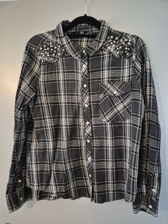 Coole Bluse mit Nieten, Grösse M, kariert, Top Zustand!