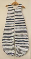 Baby Schlafsack Julius Zöllner in weiss mit blauen Streifen.