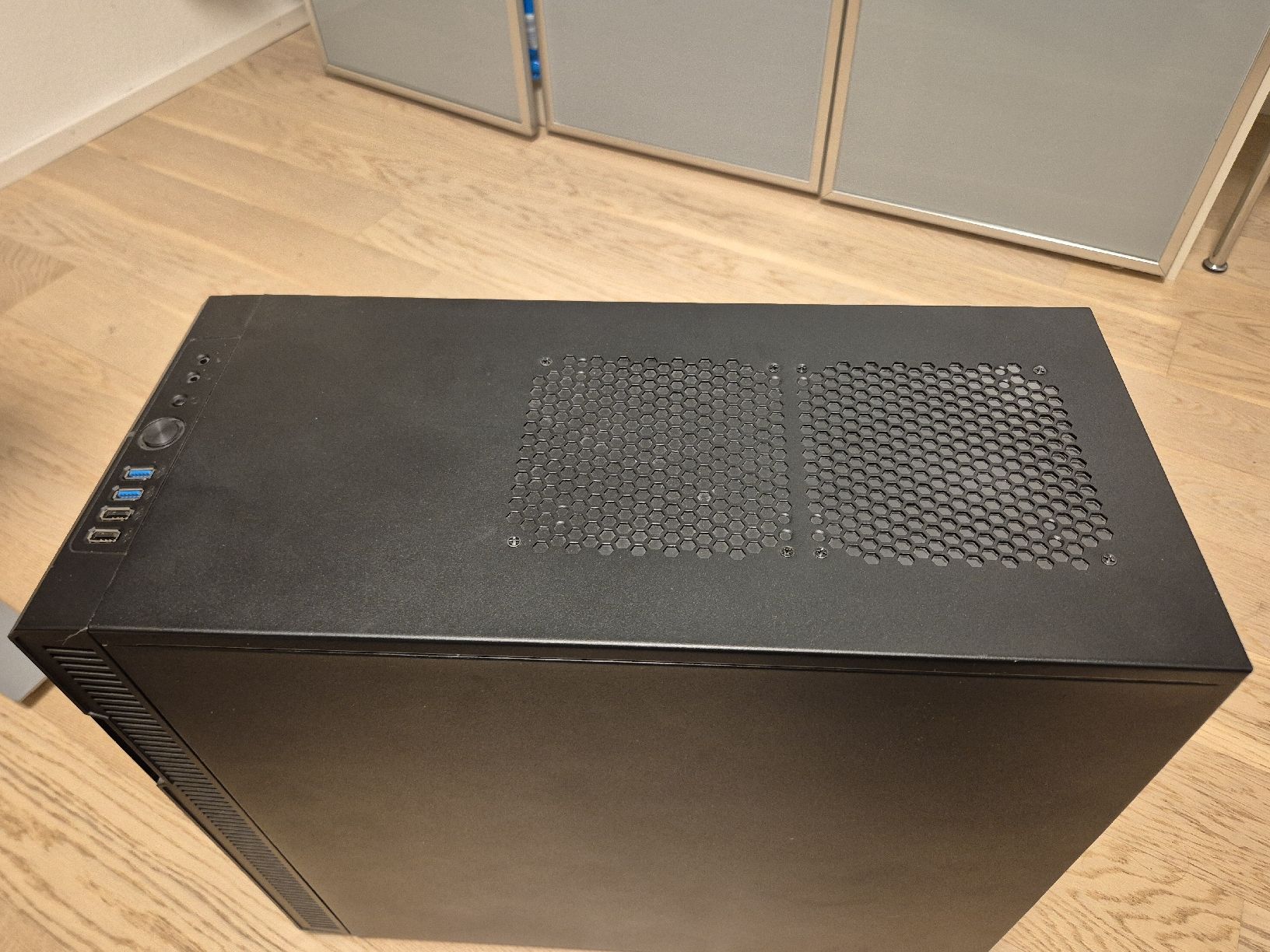 Custodie: Gebrauchtes PC Gehäuse - Midi Tower – Usato da Zürich venduto da Corrosion 6