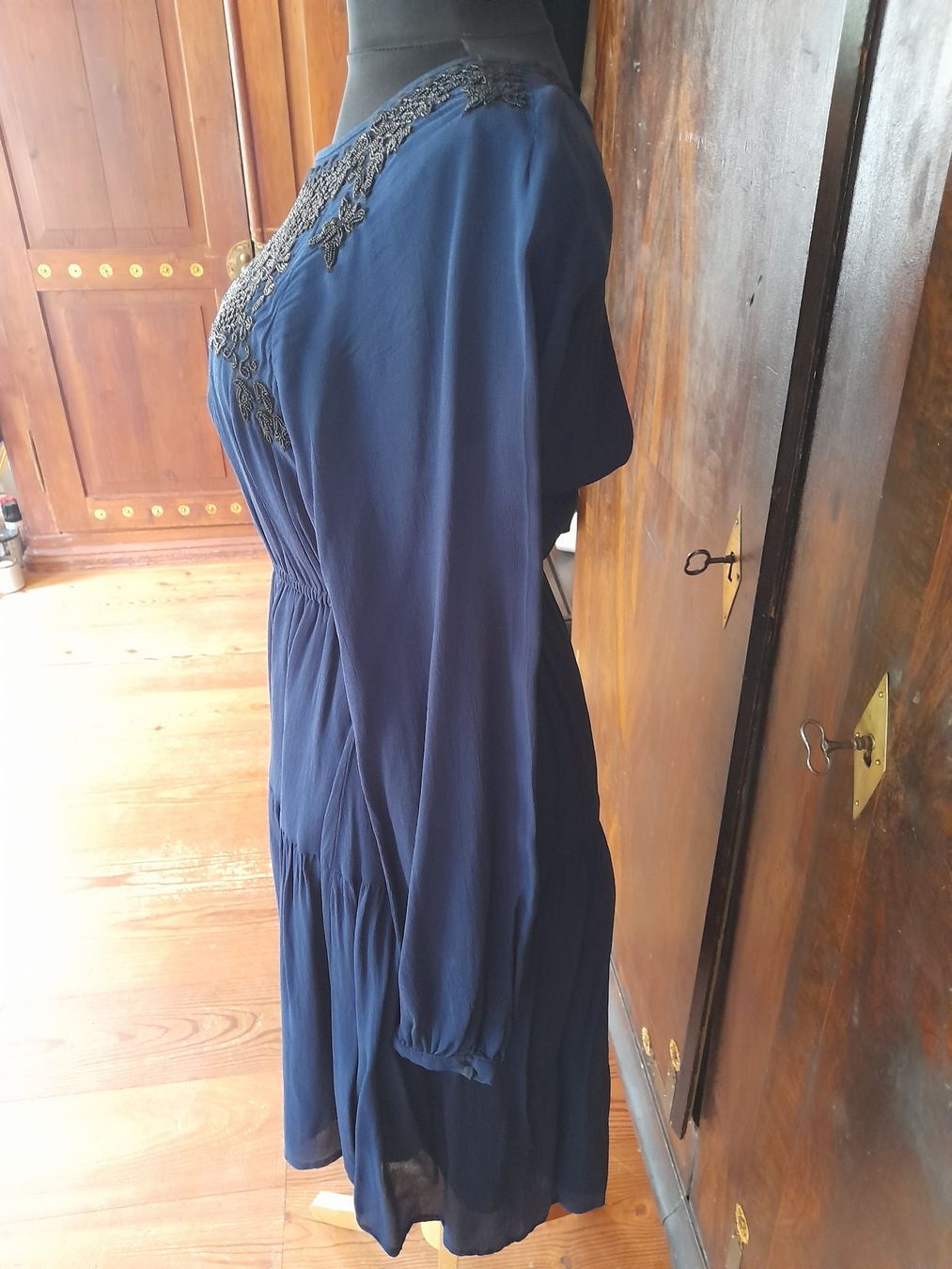 Vestiti: Kleid . mit Perlen bestickt . S . Rückenausschnitt . – Usato da Leuggelbach venduto da schmetterlings-fee 3