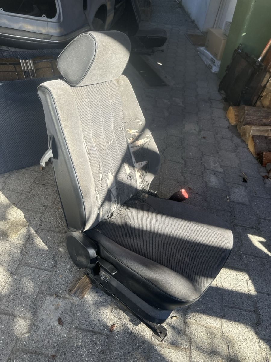 BMW Tutti pezzi di ricambio auto: Siège passager BMW E30 – Usato da Martigny venduto da ben_8shl 1
