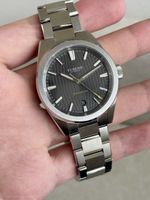 Tusenö Windseeker Automatik Grau/Schwarz 39mm Microbrand